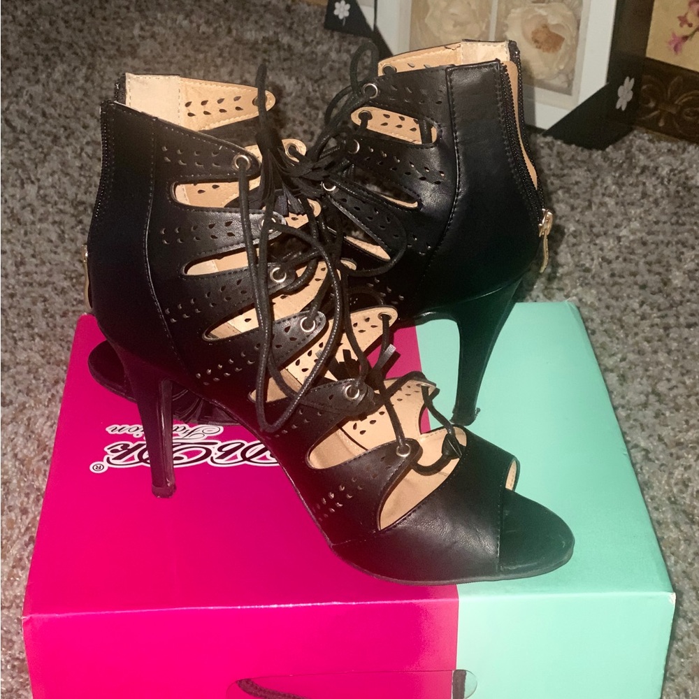 DBDK FASHION AMANDA-2 BLACK STRAPS Sandals